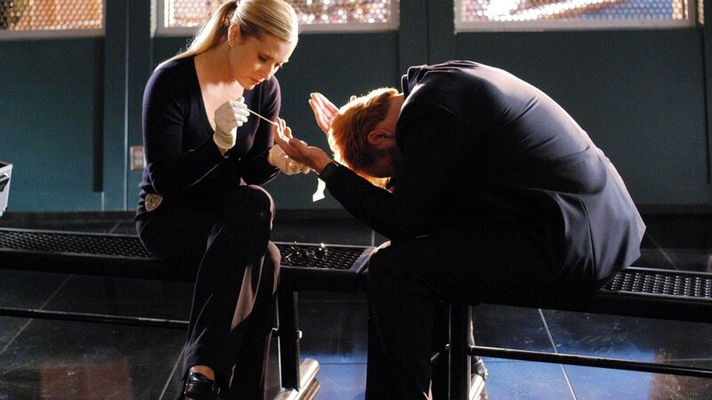 Keine leichte Situation: Horatio (David Caruso, r.) steht unter Mordverdacht und Calleigh (Emily Procter) muss ihrem Chef Blut abnehmen, damit es im Labor untersucht und verglichen werden kann. – Bild: SUPER RTL