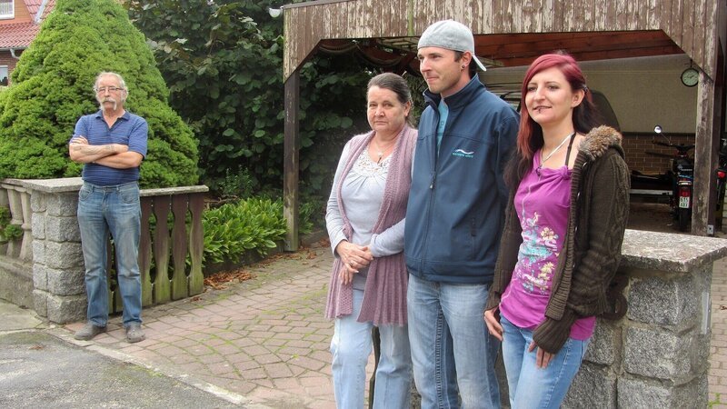 Liane (60), Marc (25) und Janina Reinharz (24, re.) aus Röbel in Mecklenburg-Vorpommern stecken in einer riesigen Familienkrise! Der Grund: Patriarch Fredi (60, li.) hat die gesamte Kelleretage der Familie mit seinem Trödel zugestellt. Und dort herrscht absolutes Chaos. – Bild: RTL II