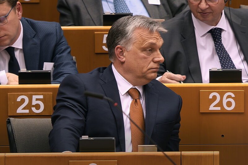 Demokratie auf der Kippe. Premierminister Viktor Orbán nutzt freie Wahlen und gesetzliche Reformen, um demokratische Institutionen zu schwächen und eine Einparteienherrschaft zu etablieren. – Bild: SRF1