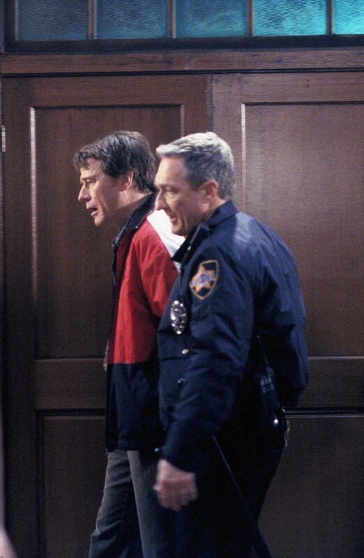 Hal (Bryan Cranston, l.) und Police Officer (Dennis Cockrum) – Bild: ViacomCBS