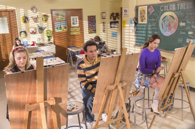 „Die Goldbergs“, „Gipsköpfe.“ Adam möchte sich mit seinen Freunden heimlich in einen schmuddeligen Film schleichen. Doch in letzter Sekunde verlässt ihn der Mut. Als sein Vater davon Wind bekommt, reagiert er unerwartet. Er fordert ihn auf, öfter die Regeln zu brechen. Seine Mutter ist von dieser Erziehungsmethode jedoch alles andere als begeistert. Währenddessen modelliert Barry eine Skulptur, die er seiner Freundin zum Valentinstag schenken möchte. Im Bild (v.li.): AJ Michalka (Lainey Lewis), Troy Gentile (Barry Goldberg), Hayley Orrantia (Erica Goldberg). – Bild: ProSieben