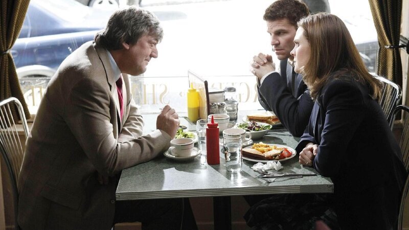 Kann Dr. Gordon Wyatt (Stephen Fry, l.) Booth (David Boreanaz) und Brennan (Emily Deschanel) bei der Aufklärung ihres schwierigen Falles helfen? – Bild: TVNOW /​ FOX
