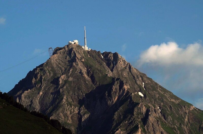 Immer im Blick: Der mächtige Pic du Midi dominiert die Pyrenäenkette. – Bild: Elephant Doc