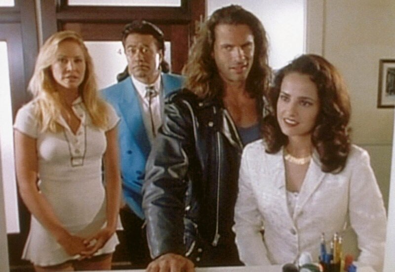 (V.li.n.re.) Cheyenne (Kathleen Kinmont) und Bobby (Branscombe Richmond) dürfen Trauzeuen spielen. Reno (Lorenzo Lamas) und Teresa (Jaqueline Obrados) wollen heiraten. – Bild: KAB; ProSieben Media AG