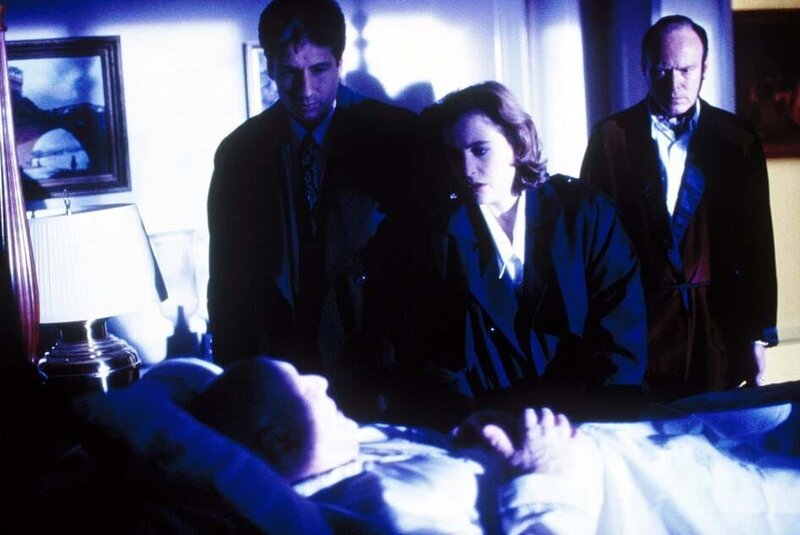 Mulder (David Duchovny, 2.v.l.) und Scully (Gillian Anderson, 2.v.r.) begleiten Samuel Hartley (Scott Bairstow, r.), der einen sehr alten Mann helfen will … – Bild: DMB
