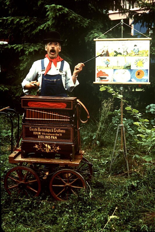 Peter (Peter Lustig) trägt die Ballade von der Maus vor. – Bild: ZDF/​Studio TV Berlin