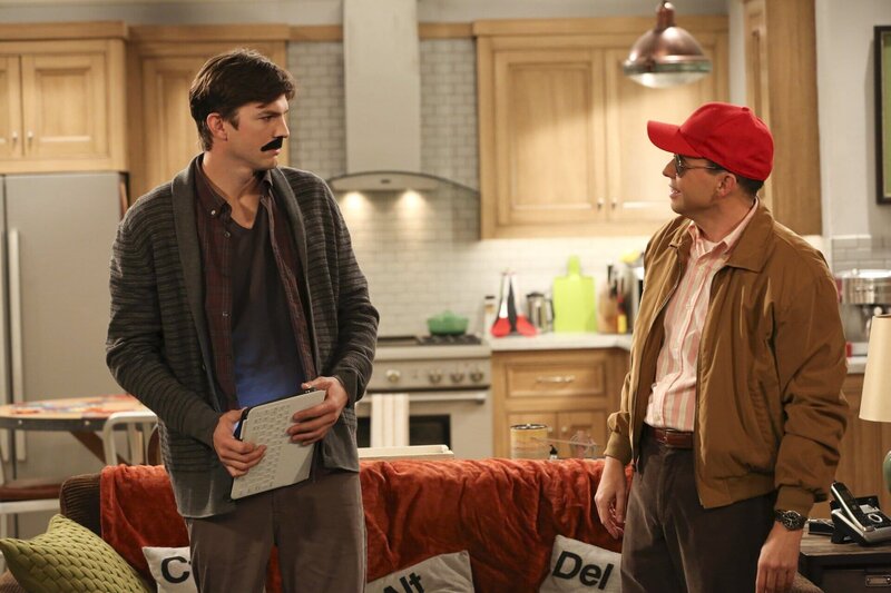 Was ist nur mit Walden (Ashton Kutcher, l.) und Alan (Jon Cryer, r.) los? – Bild: Puls 4