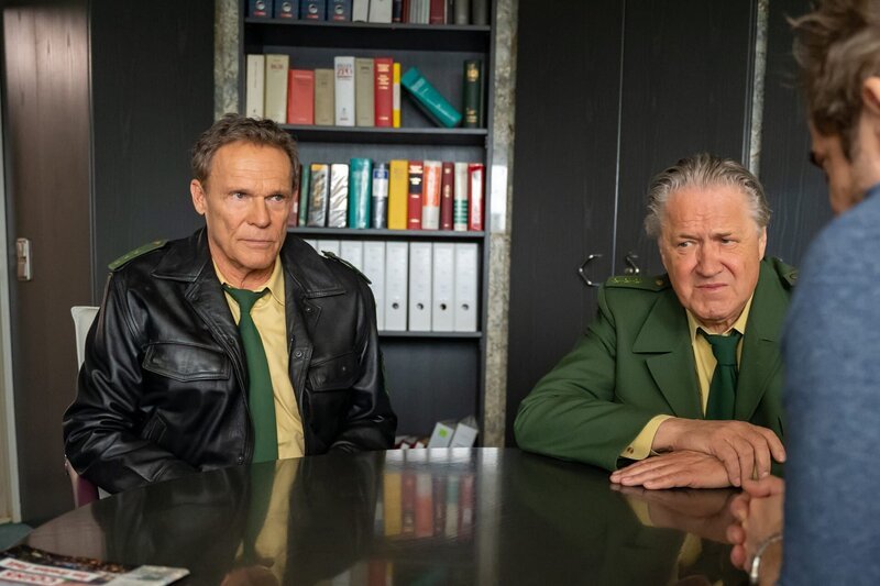v.li.: Hubert (Christian Tramitz) und Girwidz (Michael Brandner) ermitteln im Falle eines erweiterten Suizids. – Bild: Leonine/​Thomas Neumeier