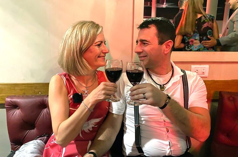 Buenos Aires in Argentinien. Die Passagiere Christian und Christine Schorer in der Tangobar „Club Gricel“. – Bild: BR/​Bewegte Zeiten Filmproduktion GmbH/​Cornelia Schulze