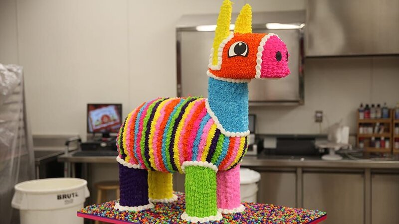 The finished piñata cake. – Bild: Discovery Communications