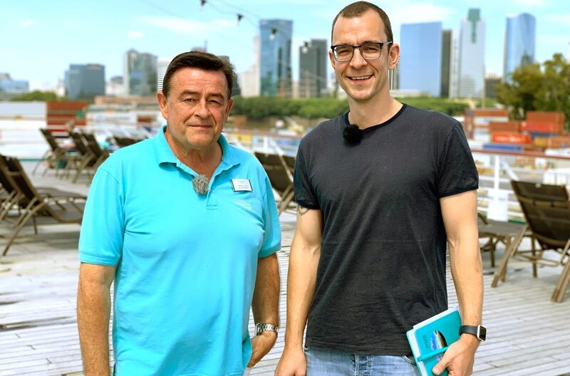Buenos Aires in Argentinien. Übergabe von Kreuzfahrtdirektor Thomas Gleiß an Kreuzfahrtdirektor Christoph Schädel auf dem Pooldeck 9. – Bild: BR/​Bewegte Zeiten Filmproduktion GmbH/​Gerrit Mannes