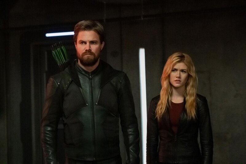 Oliver Queen alias Green Arrow (Stephen Amell, l.); Mia (Katherine McNamara, r.) – Bild: The CW Network, LLC.