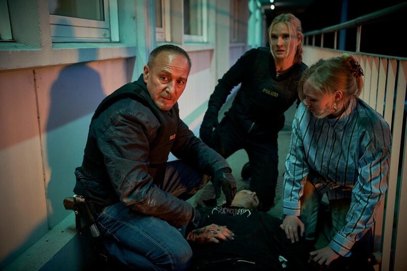 Semir (Erdogan Atalay), Vicky (Pia Stutzenstein) und Alex Köpernick (Maria Dragus) können den verletzten Markus Siberski (Merlin Rose) in Sicherheit bringen. – Bild: RTL /​ Guido Engels