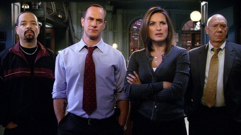 Fin (Ice-T, l.), Stabler (Christopher Meloni), Benson (Mariska Hargitay) und Cragen (Dann Florek, r.) bekommen ein brutales Video zugespielt, worauf das wehrlose Opfer brutal geschlagen wird. – Bild: RTL /​ Law & Order: Special Victims Unit /​ 11