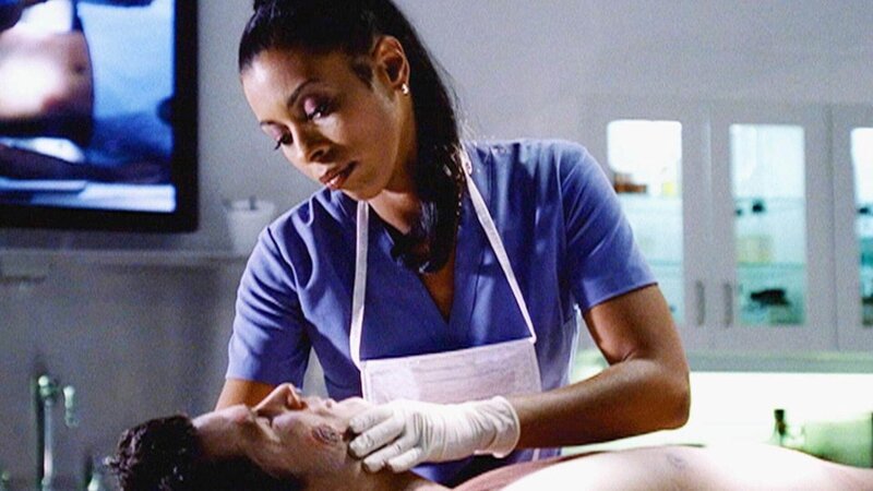 Alexx Woods (Khandi Alexander) untersucht den Toten. Nach den Wunden zu urteilen, waren die Mörder zu zweit. – Bild: TVNOW /​ CBS