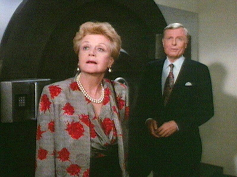 Als Hudson (John McMartin) Jessica (Angela Lansbury) die Tresorräume seines Schmuckimperiums zeigt, wird plötzlich Alarm ausgelöst. – Bild: Warner TV Serie