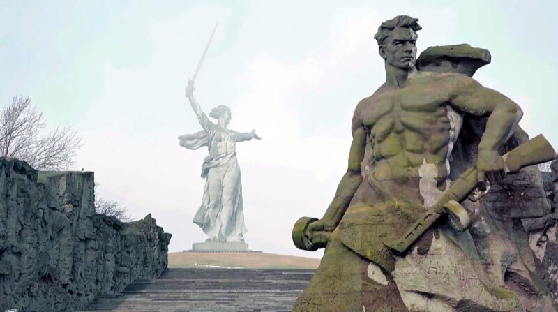 Vor 80 Jahren endete die Schlacht von Stalingrad: 200 Tage – über eine Millionen Tote. Heute herrscht wieder Krieg in Europa. Man sieht Bilder aus Stalingrad und denkt auch an die Gegenwart. Die Stimmen jener, die Stalingrad erlebten, sprechen aus Briefen und Tagebüchern – von Zivilisten und von Soldaten, von Russen und von Deutschen. In manchen Fällen das Letzte, was von einem Menschen blieb. – Die Mutter-Heimat-Statue in Wolgograd. – Bild: BR/rbb/Schmidt & Paetzel Fernsehfilm GmbH Vor 80 Jahren endete die Schlacht von Stalingrad: 200 Tage – über eine Millionen Tote. Heute herrscht wieder Krieg in Europa. Man sieht Bilder aus Stalingrad und denkt auch an die Gegenwart. Die Stimmen jener, die Stalingrad erlebten, sprechen aus Briefen und Tagebüchern – von Zivilisten und von Soldaten, von Russen und von Deutschen. In manchen Fällen das Letzte, was von einem Menschen blieb. – Die Mutter-Heimat-Statue in Wolgograd. – Bild: BR/rbb/Schmidt & Paetzel Fernsehfilm GmbH