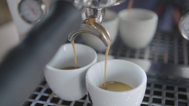 Detailaufnahme eines Espresso – Bild: ServusTV /​ Bilderfest