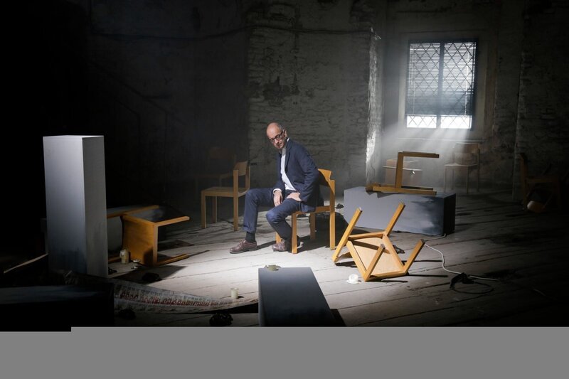 Moderator Paul Matic im Chaos. – Bild: ORF/​meta film