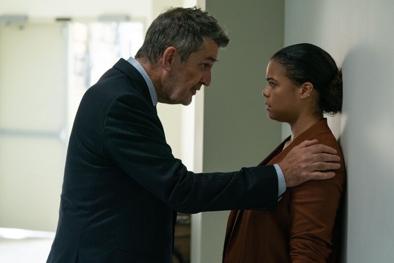 Kevin Tagg (Rupert Everett, l.); Sara Beckham (Lydia West, r.) – Bild: GRAY FINANCING AND DISTRIUBTION, LLC. /​ Ian Watson