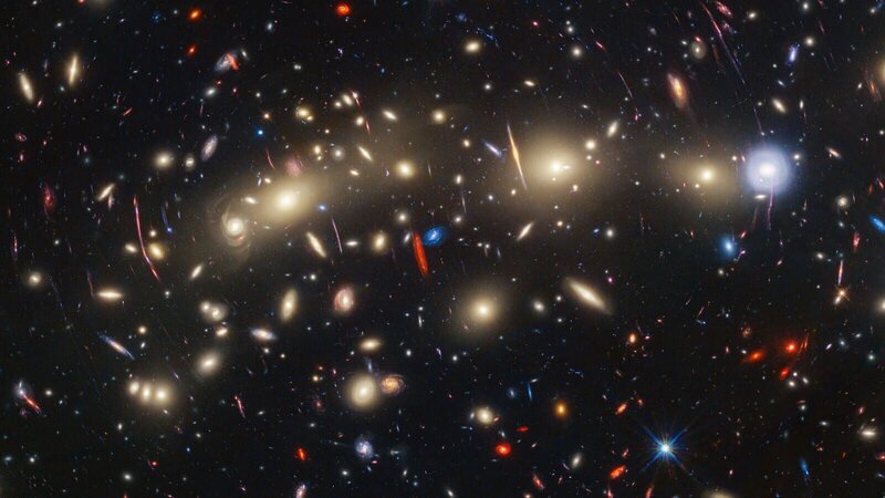 Dieses Bild zeigt eine Aufnahme des James-Webb-Teleskops von MACS0416, einen gigantischen Galaxienhaufen, der etwa 4,3 Milliarden Lichtjahre von der Erde entfernt ist. – Bild: N24 Doku
