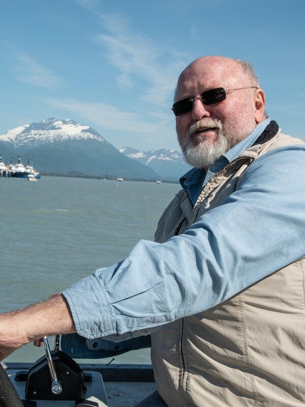 Vern Adkison fährt das Goldschiff. – Bild: Discovery Channel /​ ;36840_ep901_009.jpg /​ Discovery Communications, LLC