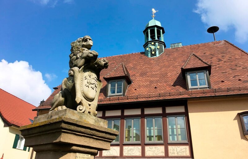 Der Löwe, das Wahrzeichen der Stadt Löwenstein. – Bild: BR/​SWR/​Thomas Hoeth