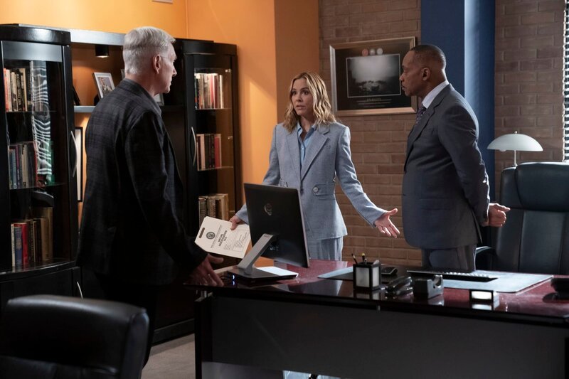 (v.l.n.r.) Leroy Jethro Gibbs (Mark Harmon); Jack Sloane (Maria Bello); Leon Vance (Rocky Carroll) – Bild: CBS Studios Inc.