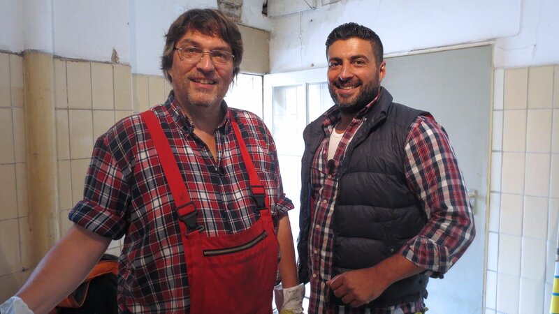 Trödelexperte Sükrü Pehlivan (re.) im Gespräch mit Wilfried. – Bild: RTL Zwei