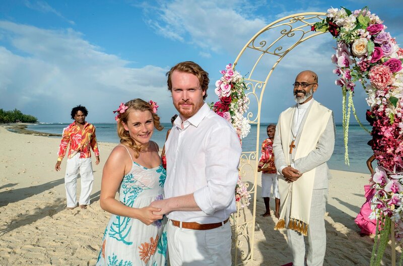 Martin möchte Nathalie auf Mauritius das Jawort geben. – Bild: ARD Degeto