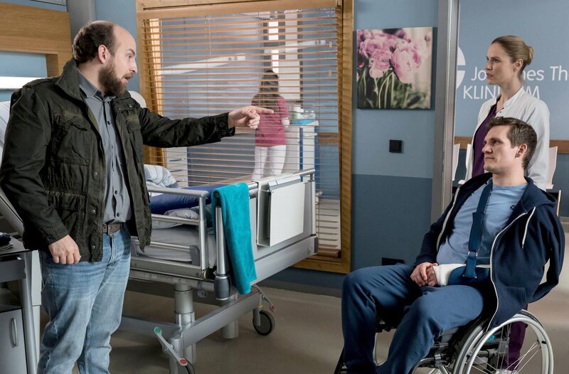 Thorbens Chef (Philipp Lang, l.) kommt ins Johannes-Thal-Klinikum. Er versucht Druck auf Thorben (Frederik Bott, r.v.) auszuüben. Julia Berger (Mirka Pigulla, r.h.) schreitet ein. – Bild: ARD/​Jens-Ulrich Koch