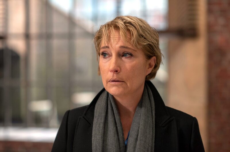 Frau Küppers (Saskia Fischer) ist so erkältet, dass sie sich krankmeldet. – Bild: ARD/​Thorsten Jander