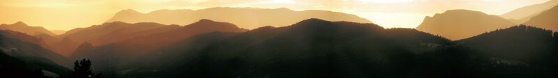 Die Landschaft im Süden Niederösterreichs ist geprägt von den letzten Ausläufern der Alpen. Dieser filmische Streifzug präsentiert die „Sonnenberge“ mit ihrer vielfältigen Natur und Kultur – ein umfassendes Porträt dieses Lebensraumes und seiner Bewohner. Der eine züchtet „Alpenlachse“, der andere „hat Pech“: Hier gewinnen Bauern im Nebenerwerb als „Pecher“ auf traditionelle Weise das Harz der Schwarzkiefer – für Kosmetikprodukte, Terpentinöl sowie Kolophonium für Instrumentensaiten. In der Region zwischen Rax und Buckliger Welt finden sich auch die Hausberge der Wiener: Für viele Erholung Suchende und Extremsportler, Naturliebhaber und Kulturfreunde liegt dieses Paradies praktisch vor der Haustür. – Bild: 3sat