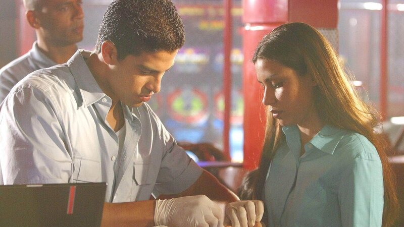 In einem Restaurant wurde ein kleines Mädchen umgebracht. Delko (Adam Rodriguez, l.) nimmt von allen Anwesenden Fingerabdrücke, um festzustellen, ob Vorbestrafte unter den Besuchern sind. – Bild: TVNOW / CBS In einem Restaurant wurde ein kleines Mädchen umgebracht. Delko (Adam Rodriguez, l.) nimmt von allen Anwesenden Fingerabdrücke, um festzustellen, ob Vorbestrafte unter den Besuchern sind. – Bild: TVNOW / CBS