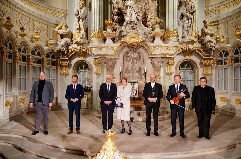 Musikalische Friedensandacht in der Dresdner Frauenkirche mit Bürgermeister Hilbert, Ministerpräsident Kretschmer, Bundespräsident Steinmeier und Gattin Elke Büdenbender, Landesbischof Tobias Bilz, Violinist Daniel Hope und Pianist Alexey Botvinov (v.l.) – Bild: Michael Schmidt