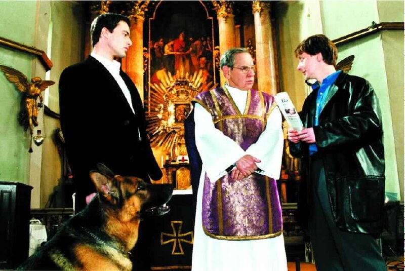 Brandtner (Gedeon Burkhard, l.) und Böck (Heinz Weixelbraun, r.) weisen Pfarrer Auer (Otto Tausig) auf die Gefahr hin, die ihm droht. – Bild: Sat.1 Emotions