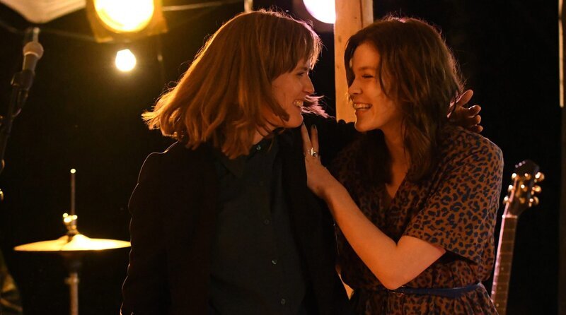 Clara (Emily Cox) bedankt sich bei Leonie (Paula Kober) für ihr Lied. – Bild: hr-fernsehen