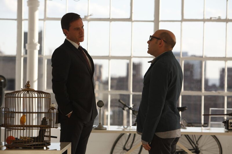 L-R: Peter Burke (Tim DeKay) und Mozzie (Willie Garson), – Bild: Will Hart /​ Episodic /​ © Will Hart /​ © USA Network