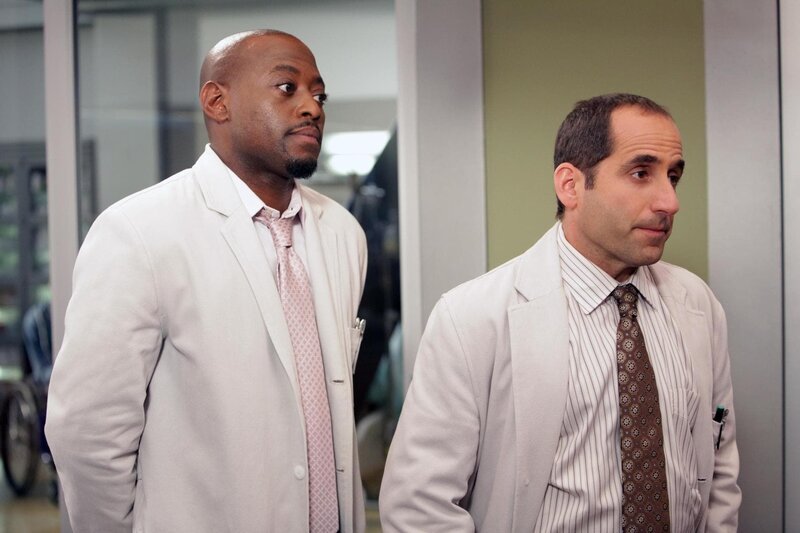 Dr. Foreman (Omar Epps, l.) und Dr. Taub (Peter Jacobson) haben keine guten Nachrichten für Dellas Eltern Claire und George: wird ihre Tochter eine erneute Transplantation ablehnen, muss sie sterben. – Bild: Universal TV