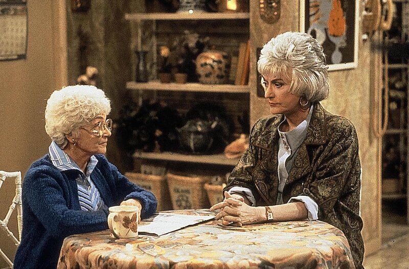 Sophia (Estelle Getty) unterhält sich mit Dorothy (Beatrice Arthur, r.) über deren Ex-Mann Stanley. – Bild: Disney Channel