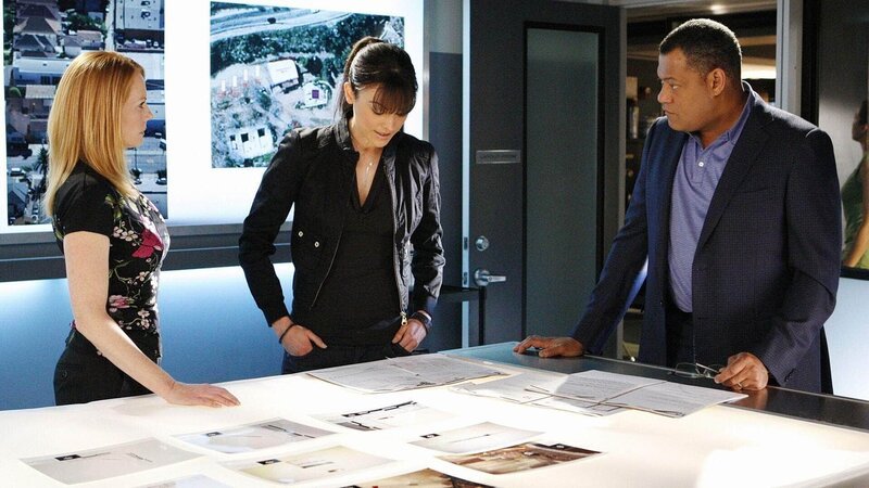 Catherine (Marg Helgenberger, li.), Wendy Simms (Liz Vassey) und Langston (Laurence Fishburne) gleichen ihre Ermittlungsergebnisse ab. – Bild: MG RTL D /​ CBS