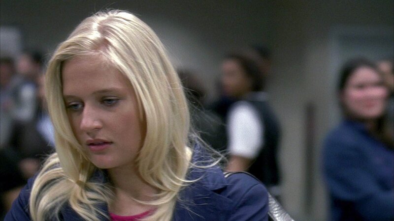 Die fünfzehnjährige Schülerin Kim Garnet (Carly Schroeder) verschickt versehentlich Aktfotos von sich – nicht nur an ihren festen Freund … – Bild: Foto: TVNOW