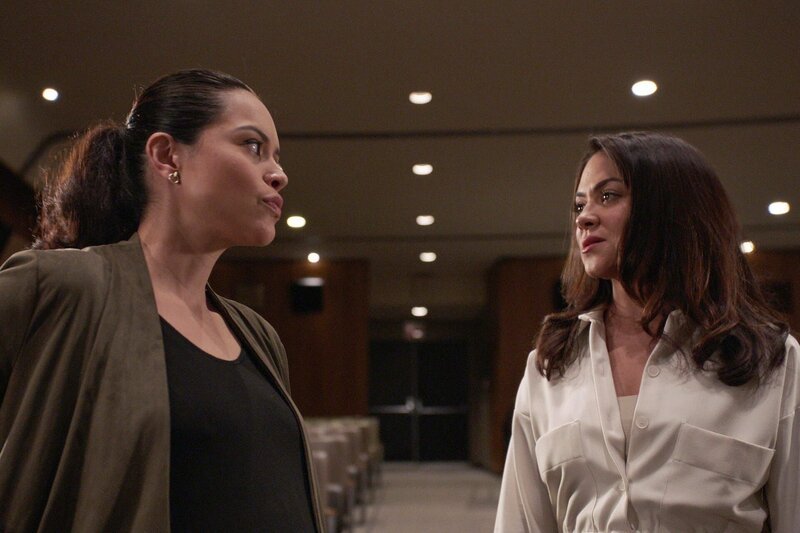Lopez (Alyssa Diaz, l.) Ermittlungen in einem Mordfall führen sie zu Sandra de la Cruz alias „La Fiera“ (Camille Guaty, r.). Als Lopez erfahren will, weshalb die berüchtigte Drogenbaronin in Los Angeles aufgetaucht ist, nimmt das Gespräch eine katastrophale Wendung. – Bild: ZDF