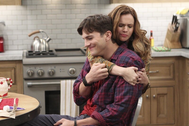 Jenny (Amber Tamblyn, r.) verbringt eine stürmische Nacht mit der attraktiven Brooke. Jenny ist Feuer und Flamme und möchte gern ein zweites Date, doch ihre Herzdame hat ihr eine falsche Nummer hinterlassen. – Bild: Warner Brothers