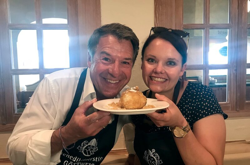 Sänger Patrick Lindner und Steffi Gehrlein machen Marillenknödel in Stift Melk. – Bild: BR/​Bewegte Zeiten Filmproduktion