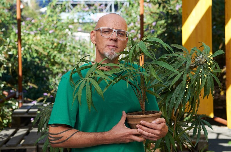 Dass Hanf nicht per se in der Riege der Rauschmittel landen sollte, sondern durchaus auch als vielfältiges Naturprodukt angesehen werden kann, zeigt Thomas D bei Wissen vor acht – Natur. – Bild: ARD/​Melanie Grande