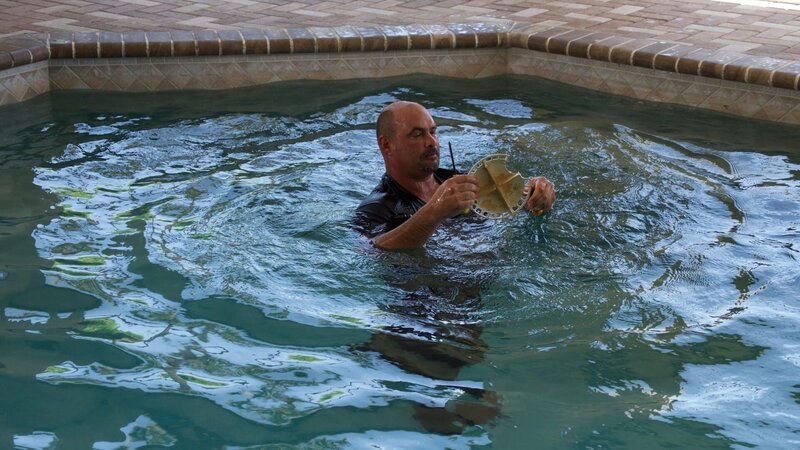 Chris „Crash“ Warren in the Scherer’s old pool. – Bild: Discovery Communications