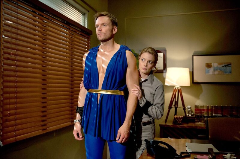 Um eine Social-Network-App, die es den Studenten erlaubt einander zu bewerten, zu boykotieren, lassen sich Jeff (Joel McHale, vorne) und Britta (Gillian Jacobs, hinten) etwas ganz besonderes einfallen … – Bild: 2015 Sony Pictures Television Inc. and Open 4 Business Productions LLC. All Rights Reserved. /​ Colleen Hayes Lizenzbild frei