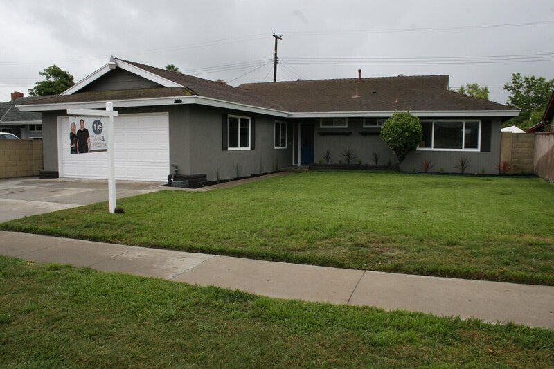 Werden Christina und Tarek mit einer Immobilie in Santa Ana einen guten Gewinn einfahren? – Bild: HGTV/​Scripps Networks, LLC.