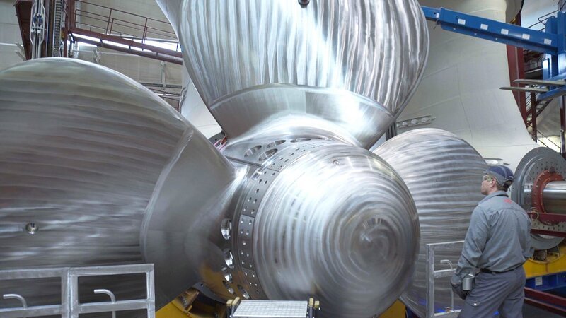 In der ABB-Fabrik in Helsinki haben Ingenieure ein neues elektrisches Antriebssystem für Schiffe entwickelt: Den Azi-Pod. Nach der Zusammensetzung können schon zwei der elektrischen Propellergondeln ein 50.000 Tonnen schweres Schiff durch die Meere ziehen. – Bild: N24 Doku